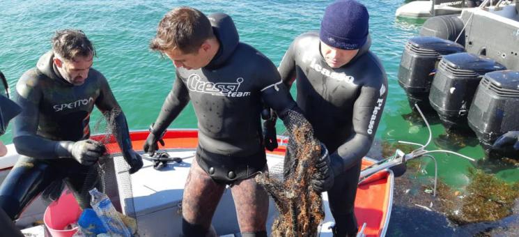 Limpieza de fondos marinos en Sálvora