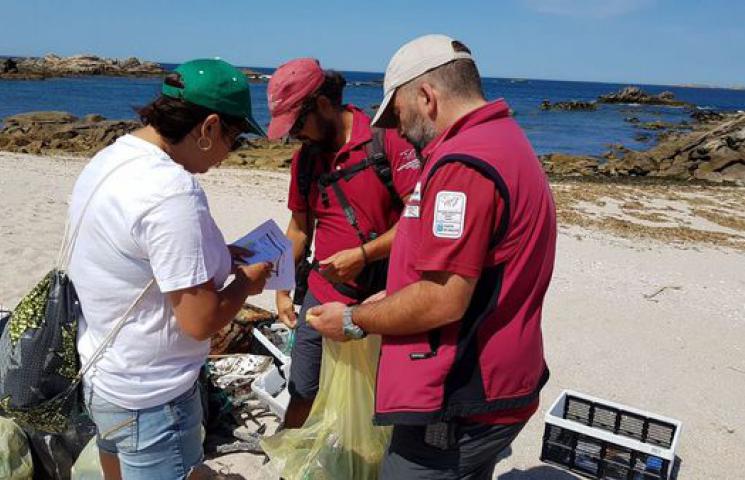 Limpieza de basuras marinas en las playas de Sálvora