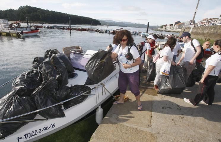 Recogida de basuras marinas desde kayaks en la isla de Cortegada en el PNMT das Illas Atlánticas de Galicia