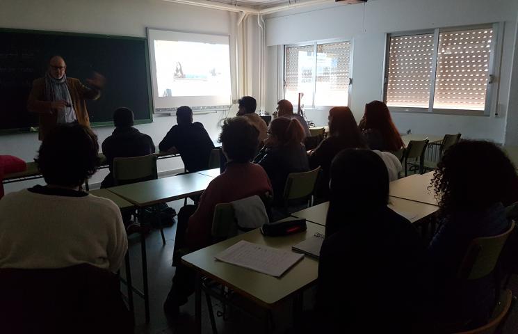Jesús Gómez (Patrón Mayor Cofradía San Pedro) y Ana Muñoz (bióloga de la Cofradía) presentando los proyectos ASAPEMM y COFRAREDMED. IES Manuel Tárraga, San Pedro del Pinatar. Murcia.