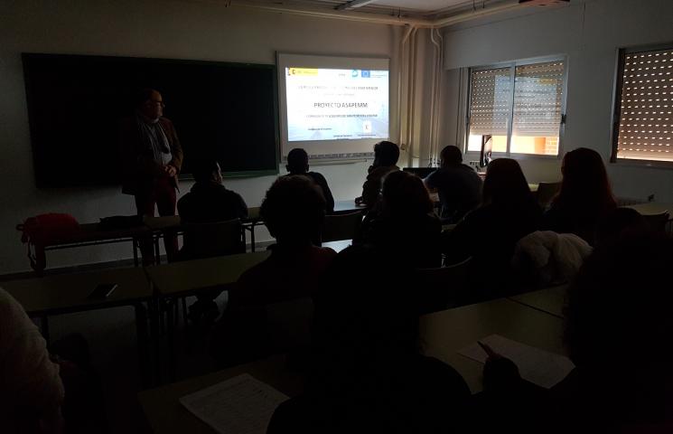 Jesús Gómez (Patrón Mayor Cofradía San Pedro) presentando los proyectos ASAPEMM y COFRAREDMED en el IES Manuel Tárraga, San Pedro del Pinatar. Murcia.