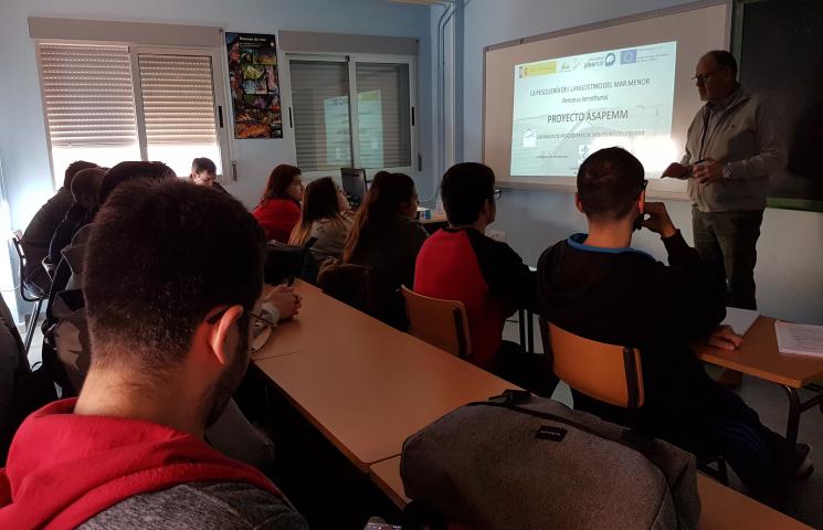 Jesús Gómez (Patrón Mayor Cofradía San Pedro) y Ana Muñoz (bióloga de la Cofradía) presentando los proyectos ASAPEMM y COFRAREDMED. IES Manuel Tárraga, San Pedro del Pinatar. Murcia.