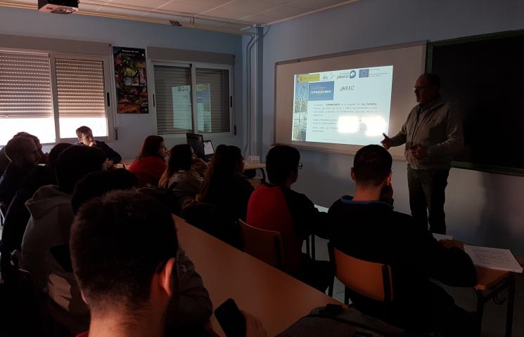 Jesús Gómez (Patrón Mayor Cofradía San Pedro) y Ana Muñoz (bióloga de la Cofradía) presentando los proyectos ASAPEMM y COFRAREDMED. IES Manuel Tárraga, San Pedro del Pinatar. Murcia.