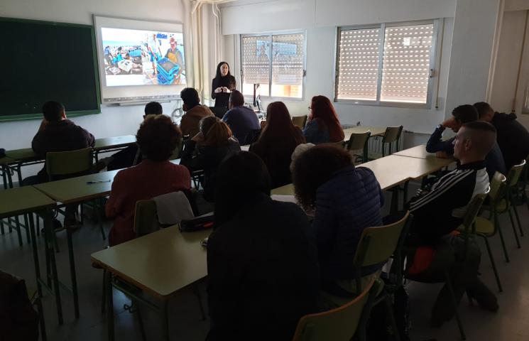 Jesús Gómez (Patrón Mayor Cofradía San Pedro) y Ana Muñoz (bióloga de la Cofradía) presentando los proyectos ASAPEMM y COFRAREDMED. IES Manuel Tárraga, San Pedro del Pinatar. Murcia.