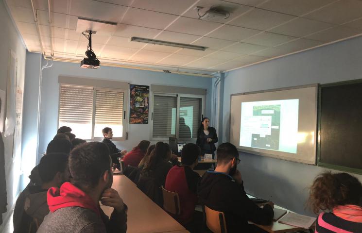 Ana Muñoz (bióloga de la Cofradía) presentando los proyectos ASAPEMM y COFRAREDMED. IES Manuel Tárraga, San Pedro del Pinatar. Murcia.