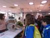 Grupo scout en jornadas informativas en Pescadería Pepe Rivera